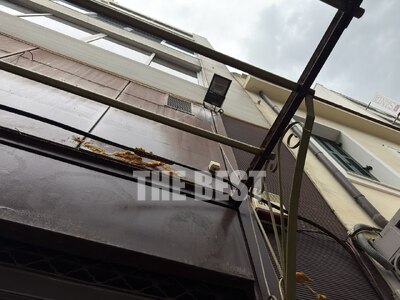 Πάτρα: Γυμνά καλώδια κρέμονται στην οδό ...