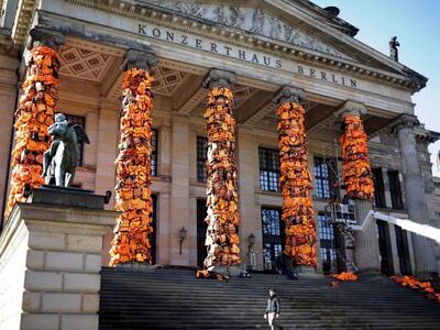 Χιλιάδες σωσίβια μεταναστών στην καρδιά ...