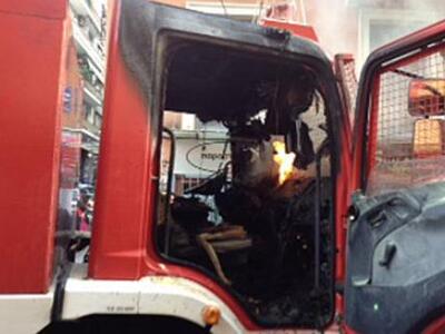 Εξάρχεια: Μολότοφ εναντίον οχήματος της ...