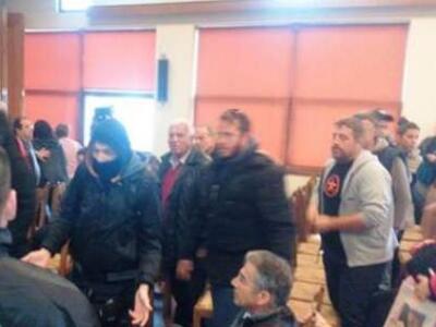 Βόλος: Εισέβαλαν στην αίθουσα του Συμβου...