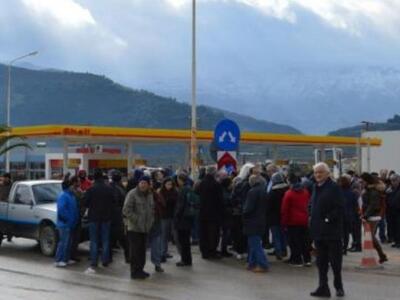 Αίγιο: Αποκλείουν τη ΔΟΥ την Τσικνοπέμπτ...