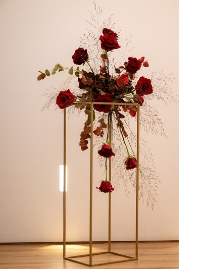 Ανθινη σύνθεση με τριαντάφυλλα και φυλλω...