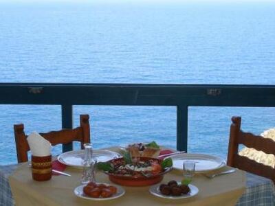 Μπαράζ ελέγχων χθες νύχτα σε καταστήματα...