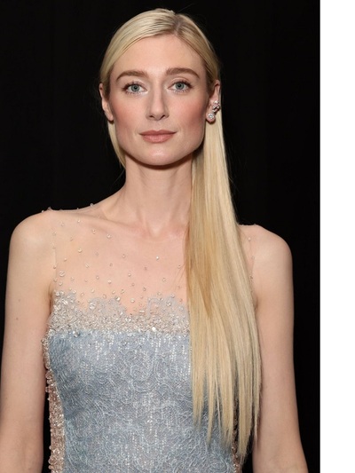 Ελίζαμπεθ Ντεμπίκι με Armani 