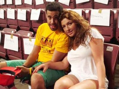 Η Έλενα Παπαρίζου χαλαρώνει στις πρόβες ...