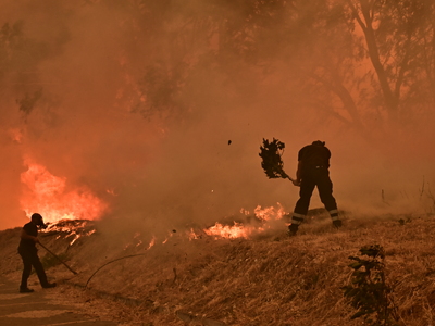Φωτιά στην Αττική: Πέντε άτομα έχουν δια...