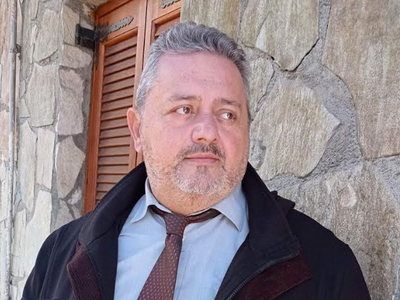 Από τις φωνές στα τύμπανα: Μια πόλη που ...