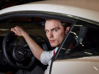 Ο ηθοποιός Nicholas Hoult σε διαφημιστικ...