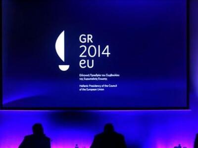 Ενα ιστιοφόρο με ανοιχτά πανιά το λογότυ...