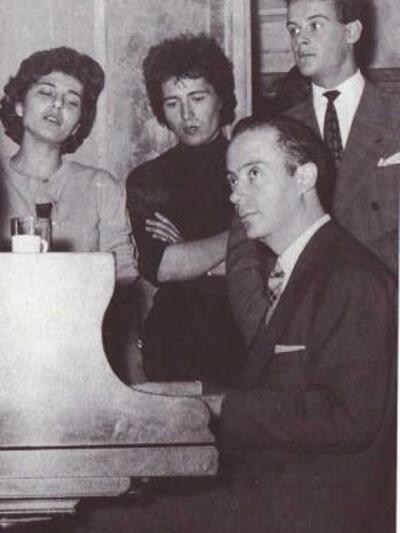 Οι δύο παλιές φωτ. με τον Μίμη Πλέσσα εί...