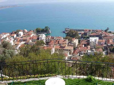 Καθαρίζουν την παραθαλάσσια περιοχή στη Ναύπακτο