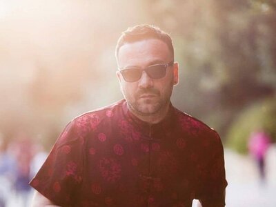 O Vassilikos με νέο original μουσικό υλι...