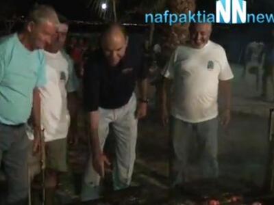 Ο Αντώνης Αντωνιάδης εθελοντής στο ψήσιμ...