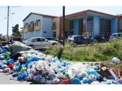 Ηλεία: Βουνά τα σκουπίδια έξω από τα σχολεία!