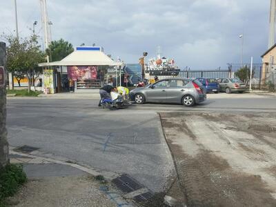 Ο δικυκλιστής ευτυχώς φορούσε κράνος