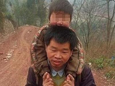 Συγκλονιστική ιστορία: Πατέρας κουβαλάει...