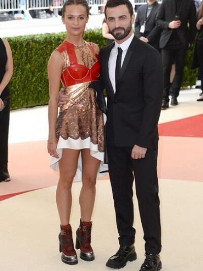 Παραμένει επίσημη μούσα του Louis Vuitto...