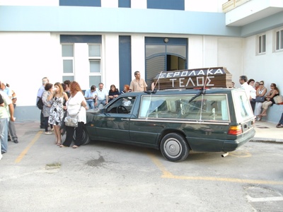 Με νεκροφόρα (!!!)  έφτασαν στο Δημοτικό...