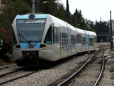 Προαστιακός: Η βλάβη σταμάτησε το τρένο στην Ελίκη