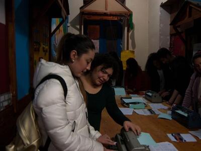 Η Μαρίνα με μυεί στη γραφή Μπράιγ 