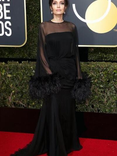 ΑΝΤΖΕΛΙΝΑ ΤΖΟΛΙ ΜΕ ATELIER VERSACE