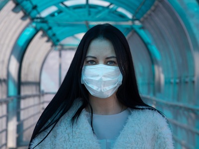 Κορωνοϊός: Οι μισοί ασθενείς συνεχίζουν ...