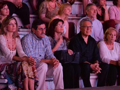 ΣΕ ΑΔΕΙΟ ΑΡΧΑΙΟ ΩΔΕΙΟ ΤΡΑΓΟΥΔΗΣΕ ΧΘΕΣ Ο ...