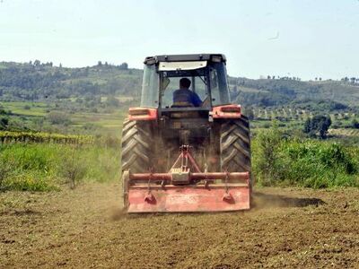 Ηλεία: Γκρέμισε με το τρακτέρ το σπίτι τ...