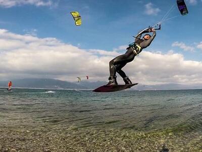 Πάτρα: Το kite surfing δεν σταματάει ποτ...