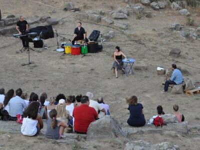 Θεού Παπα-διαμάντ(ε)ια τραγούδια στη Μακύνεια 