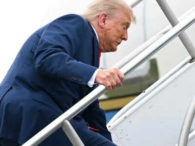 O Τραμπ σκόνταψε ανεβαίνοντας τη σκάλα γ...