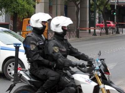 Με  καραμπίνα υποδέχθηκε τη δικαστική επ...