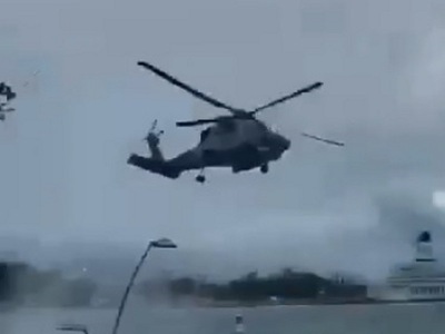 Κατέβασε το ελικόπτερο χαμηλά στο λιμάνι...