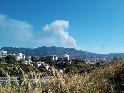 Ο καπνός από τη φωτιά στην Άνω Καλλιθέα