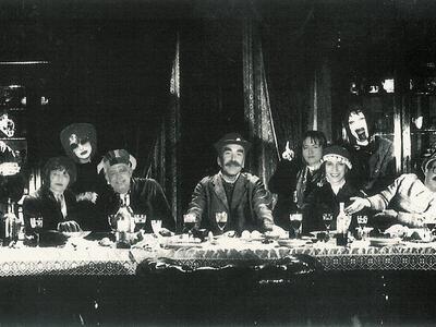 Με αρτίστικες αναφορές πάντα οι προσκλήσ...