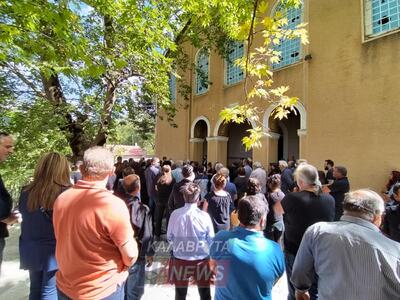 ΔΕΙΤΕ ΦΩΤΟ: Ράγισαν και οι πέτρες στην κηδεία της 36χρονης! Αφησε πισω ένα κοριτσάκι 4 ετών ΔΕΙΤΕ ΦΩΤΟ: Ράγισαν και οι πέτρες στην κηδεία της 36χρονης! Αφησε πισω ένα κοριτσάκι 4 ετών