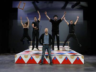 Μεταφέρεται η πρεμιέρα του ΜΑΜ στον Απόλ...