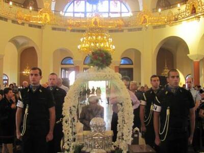 Ουρές πιστών στην Κύπρο για να προσκυνήσ...