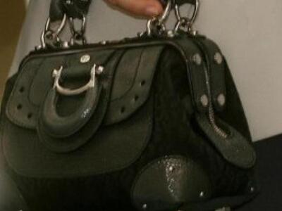 Bρέθηκε τσαντάκι στο δρόμο προς παραλία ...