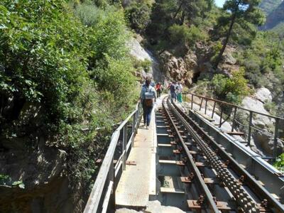 Επίδειξη ζατρικίου σε σκακιέρα τοίχου κα...