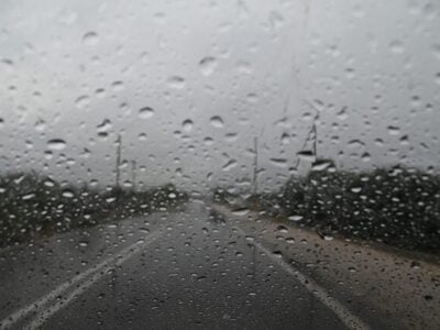 Πάτρα: Δέντρο έπεσε σε αυτοκίνητο- Μέσα ...