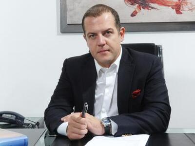 Ενθέματα σιλικόνης και αυτόλογο λίπος μα...