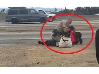 Βίντεο που σοκάρει: Αστυνομικός χτυπά αν...