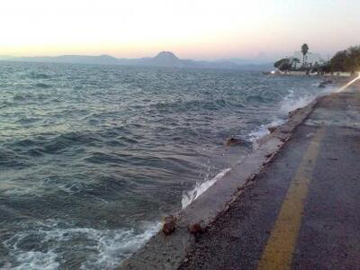 Πάτρα: Τα κύματα φέρνουν τροχαία - Σλάλ...