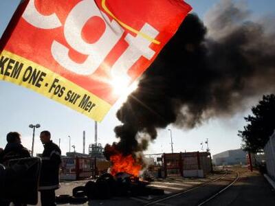 Συνεχίζεται η απεργία στα τρία διυλιστήρ...