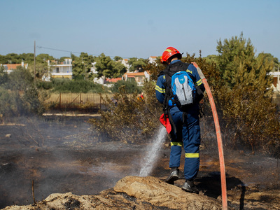 Σε εξέλιξη πυρκαγιά στην Αρτέμιδα Αττικής