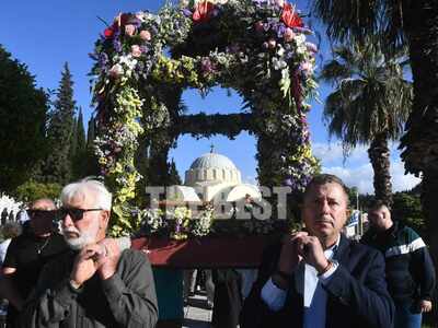 Πάτρα: Με ευλάβεια η Περιφορά του Επιταφ...