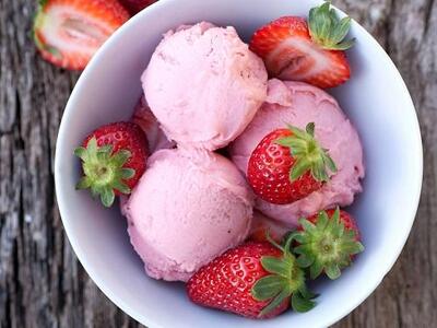 Πανεύκολο παγωτό με γιαούρτι και κόκκινα φρούτα