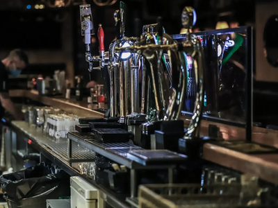 Ιδιοκτήτης καφετέριας έσπρωξε, έβρισε κα...