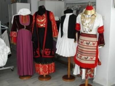 Oικογένειες ξεπουλάνε παραδοσιακές φορεσ...